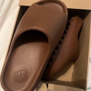 YZY SLIDES - Size 8 *BRAND NEW*